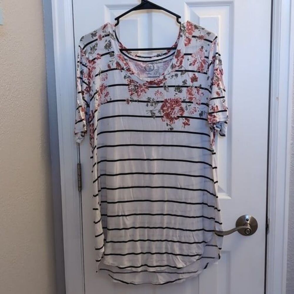 Three Multiple Brand T-shirts Extra Large. 24/7 by Maurices, Xersion, Avia. - Picture 5 of 12